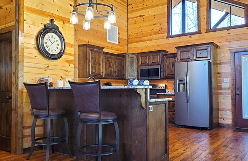 Broken Bow Cabin | 9 Pines🌲 - Romantic Couples Mountain Retreat w/Hot Tub & Outdoor Games 🔥 💕