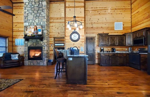 Broken Bow Cabin | 9 Pines🌲 - Romantic Couples Mountain Retreat w/Hot Tub & Outdoor Games 🔥 💕