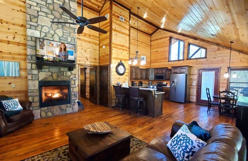 Broken Bow Cabin | 9 Pines🌲 - Romantic Couples Mountain Retreat w/Hot Tub & Outdoor Games 🔥 💕