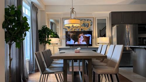 Vaughan House | 9 Queen Beds, 18 Guests-Kleinburg Luxe Crown Town Residence