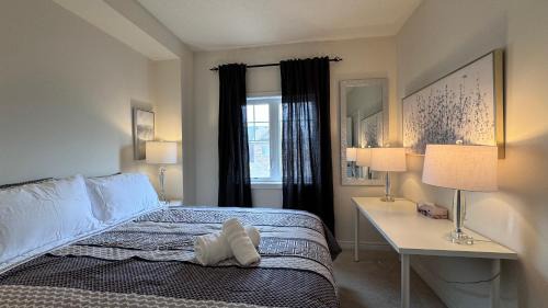 Vaughan House | 9 Queen Beds, 18 Guests-Kleinburg Luxe Crown Town Residence