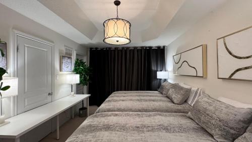 Vaughan House | 9 Queen Beds, 18 Guests-Kleinburg Luxe Crown Town Residence