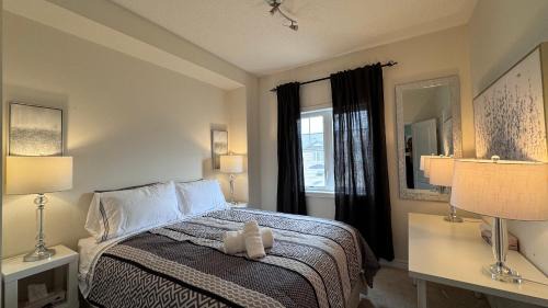 Vaughan House | 9 Queen Beds, 18 Guests-Kleinburg Luxe Crown Town Residence