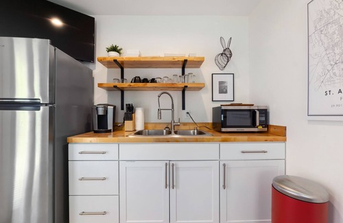 Downtown Historic District House | 9 Sevilla Street - Heart of Downtown 2nd Floor Garage Apartment - Pet Friendly