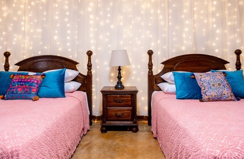 Brenham Cabin | 9 Suites on 73 Acres - Horse Oasis - 12bd Inn - Brenham - 10min to Round Top