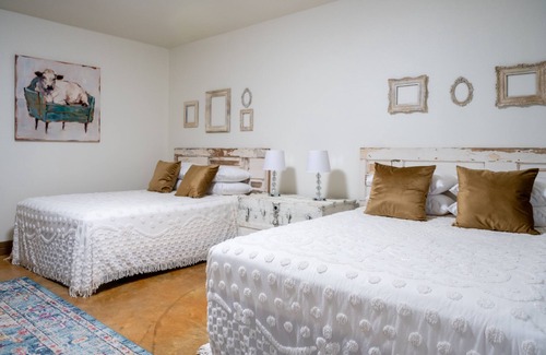 Brenham Cabin | 9 Suites on 73 Acres - Horse Oasis - 12bd Inn - Brenham - 10min to Round Top