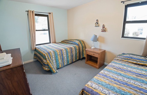 Oscoda Resort | #9 Thomas' Parkside Cottages. 2BR Beach walk-out to Lake Huron, downtown local