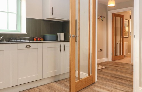 Burford House | 9 WINDRUSH HEIGHTS, pet friendly, with a garden in Burford
