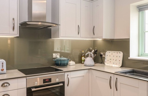 Burford House | 9 WINDRUSH HEIGHTS, pet friendly, with a garden in Burford