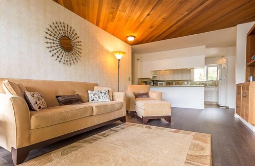 Vernon House | 90 Days Long-Term Rental Only - Lakefront Property