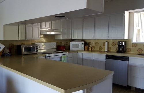 Vernon House | 90 Days Long-Term Rental Only - Lakefront Property