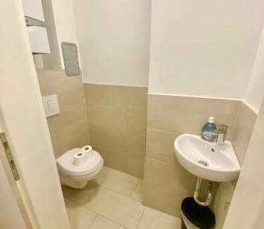 Grinzing Apartment | 90 m2 Apartment with 2 Balconies & Free Parking