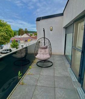 Grinzing Apartment | 90 m2 Apartment with 2 Balconies & Free Parking