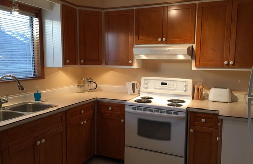 Oaklands Apartment | 90+ nights : Two levels, spacious comfort, uplifting views