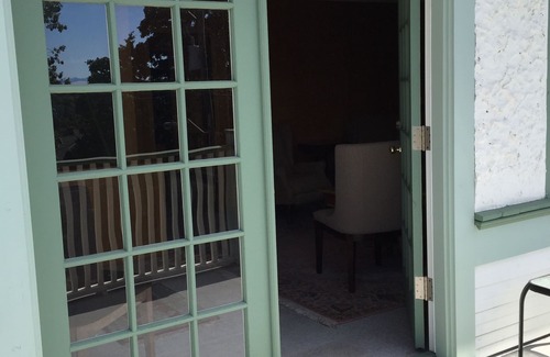 Oaklands Apartment | 90+ nights : Two levels, spacious comfort, uplifting views