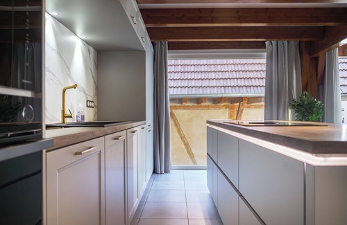Marlenheim Apartment | 90 sqm apartment with floor-to-ceiling bay windows, a fully equipped kitchen