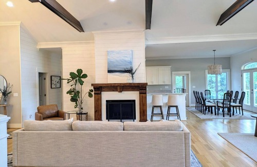 Bremen House | 900ft of water frontage: Private Spacious Luxury Waterfront Point @ Smith Lake!