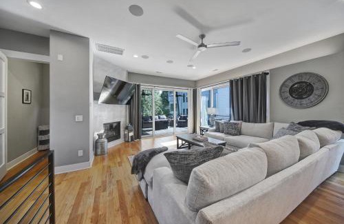 Third Ward House | 906 Westbrook B City Views Rooftop Hot Tub and Short Walk to Stadium