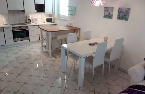 Wiener Neudorf Apartment | 90m2, TOP LOCATION, CLOSE TO VIENNA, QUIET, CLEAN, SECURE, CHEAP, SCS, WiFi
