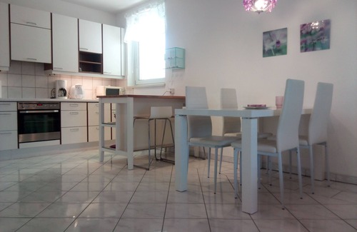 Wiener Neudorf Apartment | 90m2, TOP LOCATION, CLOSE TO VIENNA, QUIET, CLEAN, SECURE, CHEAP, SCS, WiFi