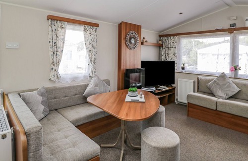Netley House | 92 SOLENT BREEZES, pet friendly, character holiday cottage in Warsash