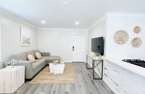 Pacific Beach Cottage | 923-Sandbox- Beach Cottage With Parking!