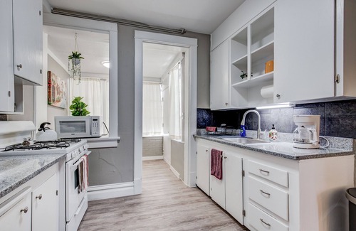 Capitol Hill Apartment | 94 walk score - Capitol Hill Denver - New King Bed - 450Mbps Wifi