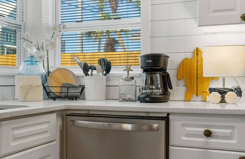 Laguna Beach Estates House | $98/Night Now thru Oct 5th!~ Quiet Laguna Beach ~Directly Across Street-30ft from Perfect Beach Access #83
