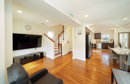 Neponset - Port Norfolk Apartment | 988/2 - 4BR - Boston Cozy Getaway near Geneva Cliffs
