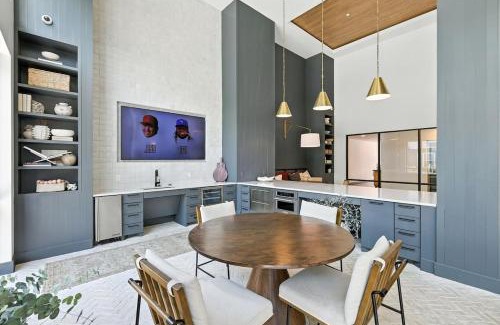 Fort Worth Apartment | 99 Modern 2B2B Near Stockyards, Resort Pool & Gym, 7M to Dickies Stadium, 15M to AT&T stadium