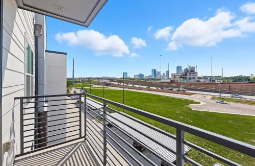 Fort Worth Apartment | 99 Modern 2B2B Near Stockyards, Resort Pool & Gym, 7M to Dickies Stadium, 15M to AT&T stadium
