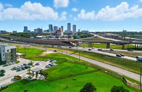 Fort Worth Apartment | 99 Modern 2B2B Near Stockyards, Resort Pool & Gym, 7M to Dickies Stadium, 15M to AT&T stadium