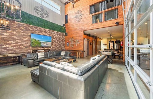 Grant Hill Apartment | 9BR Bamboo Loft * Near Downtown 21 bed 26 capacity