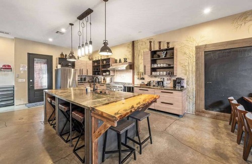 Grant Hill Apartment | 9BR Bamboo Loft * Near Downtown 21 bed 26 capacity