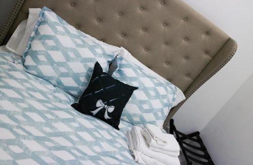 Seabrook Hotel | 9BR-SLEEPS 19. Amazing Deal!