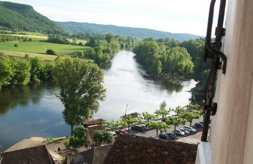 Beynac-et-Cazenac House | A 14th century Stoneroofed house with a panoramic garden in Beynac.