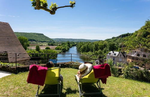 Beynac-et-Cazenac House | A 14th century Stoneroofed house with a panoramic garden in Beynac.