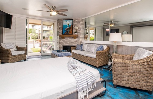 Townsite House | A-15 Ocean Chic Condo | Steps to the Sand | Pool Spa