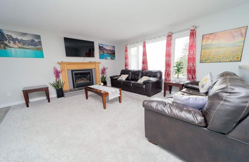 St. Albert House | A 2BR Home away from home!