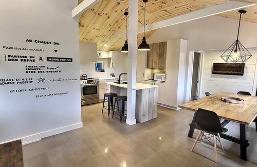 Gore Ski Chalet | A 30 Minutes de St-sauveur, Chalet Tout Équipé, Spa, Bord de lac