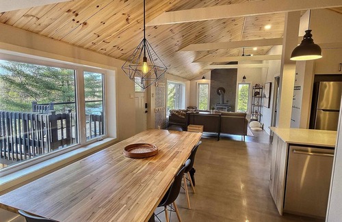 Gore Ski Chalet | A 30 Minutes de St-sauveur, Chalet Tout Équipé, Spa, Bord de lac