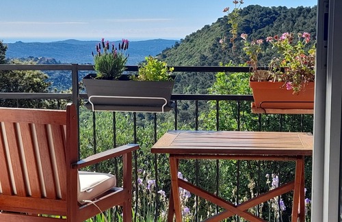 Saint-Vallier-de-Thiey Apartment | A 36 sq. m self contained apartment with a magnificent view to the Mediterranean