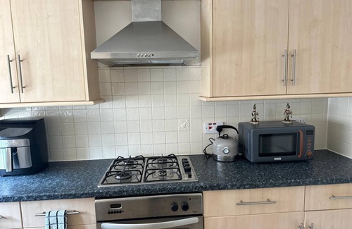 Runcorn House | A 3bed house, about 25mins drive to Cheshire Oaks, UK's largest Designer Outlet