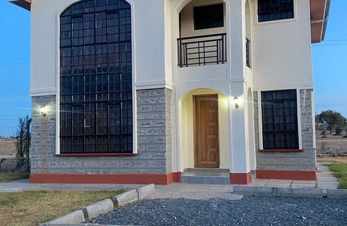 Isinya House | A 4-bedroom bungalow, a friendly and spacious space ready to host you and family