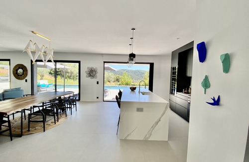Le Tholonet House | A 5-bedroom modern villa with a 16m-long heated pool in a 2,5 acres land