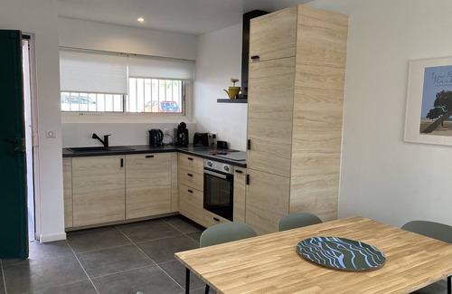 Carqueiranne Apartment | A 5-minute walk from the port! Apartment with garden