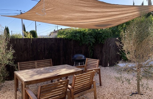 Carqueiranne Apartment | A 5-minute walk from the port! Apartment with garden