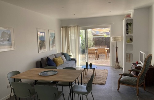 Carqueiranne Apartment | A 5-minute walk from the port! Apartment with garden