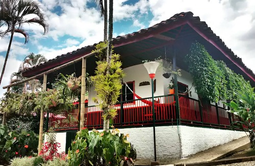 Montenegro Cottage | A 5 Minutos del Parque del Café. Casa Tradicional con los mas Bellos Jardines