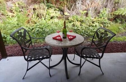 Volcano House | A'ali'i Sunset Suite, A'ali'i Sunset Suite at Lotus on Jade - Room + shared spa